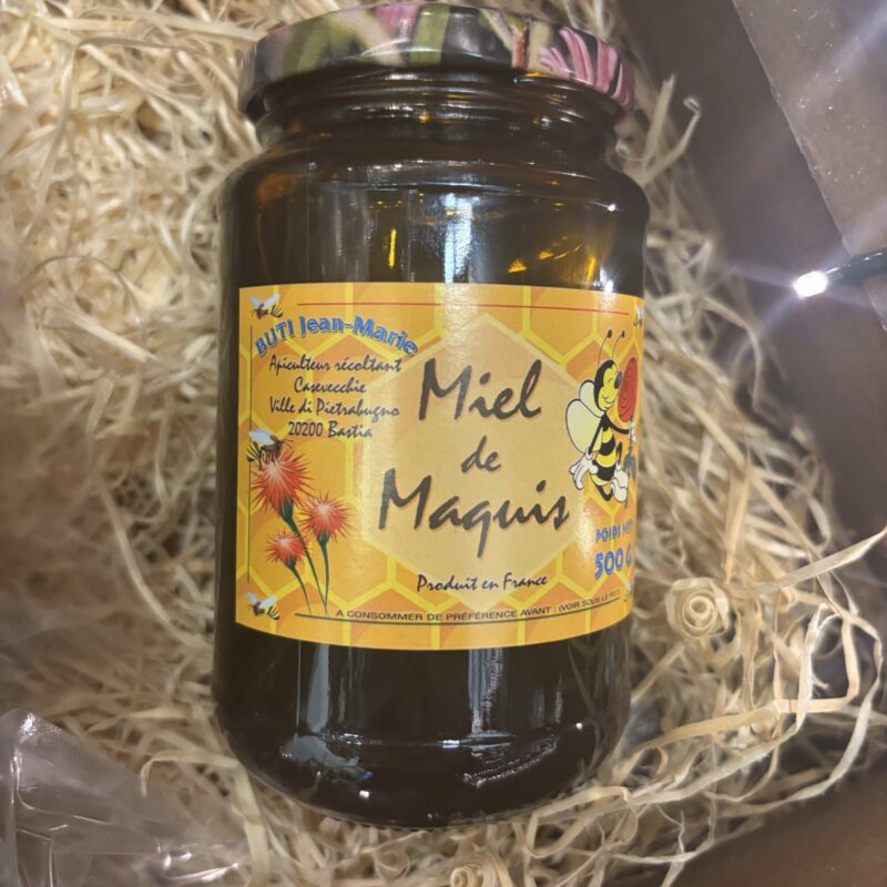 Le Miel de Maquis de la maison Buti est récolté au cœur du maquis corse, là où la flore sauvage offre une diversité aromatique exceptionnelle. Ce miel artisanal se distingue par sa robe ambrée et ses arômes puissants, aux notes florales, boisées et légèrement épicées.